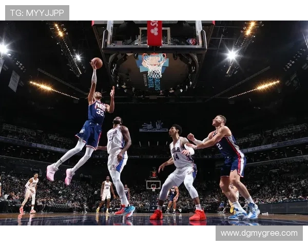 克拉克斯顿表现惊艳15投12中砍下28分10篮板4助攻展现统治力 克拉克斯顿表现惊艳15投12中砍下28分10篮板4助攻展现统治力