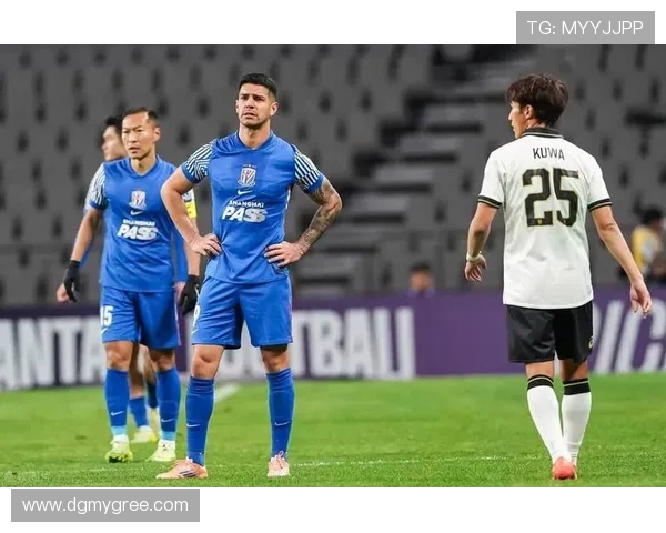 申花0-2落后少打一人拉唐2分钟连吃两黄被罚下，捂脸不可置信